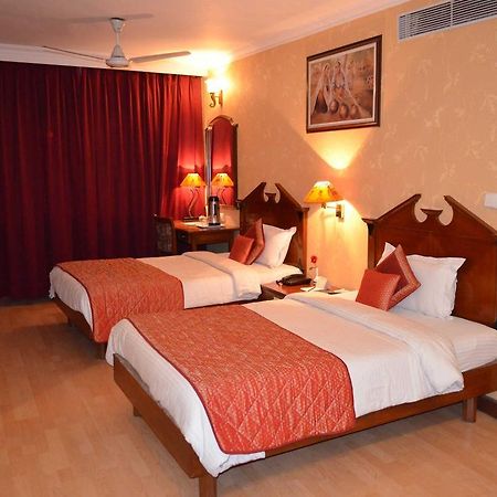 Hotel Grand Sartaj Нью-Дели Экстерьер фото