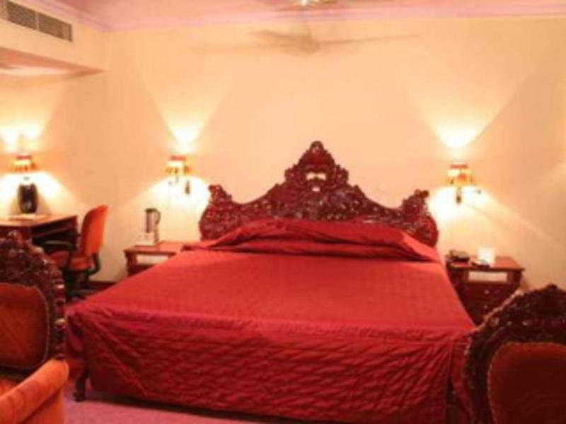 Hotel Grand Sartaj Нью-Дели Экстерьер фото